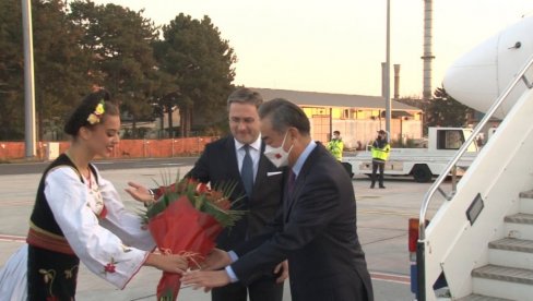 NIKOLA SELAKOVIĆ DOČEKAO VANG JIA: Kineski ministar spoljnih poslova stigao u Srbiju (FOTO)