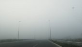VOZAČI, OPREZ: Na pojedinim pravcima smanjena vidljivost zbog magle
