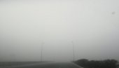VOZAČI, BUDITE OPREZNI: Zbog guste magle smanjena vidljivost na pojedinim putnim deonicama