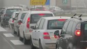KOLONA DUGA POLA KILOMETRA: Ogromna gužva na auto-putu na naplatnoj rampi u Umčarima (FOTO/VIDEO)