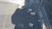 PALA FASADA U DEČANSKOJ ULICI: Kamenice se sručile u blizini stajališta kod Doma omladine, pukom srećom nema povređenih (VIDEO)