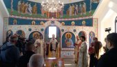 SVE SAZIDALI OSUĐENICI: Vladika Ignjatije osveštao pravoslavni hram u Zabeli