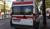 ТИНЕЈЏЕР СКОЧИО СА ЧЕТВРТОГ СПРАТА ЗГРАДЕ У РАКОВИЦИ: Пао на аутомобил, хитно превезен у Ургентни