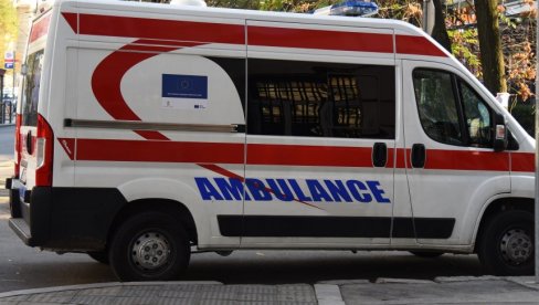 TEŠKA SAOBRAĆAJNA NESREĆA KOD GROCKE: Auto udario u banderu - vozač preminuo na licu mesta, devojka teško povređena