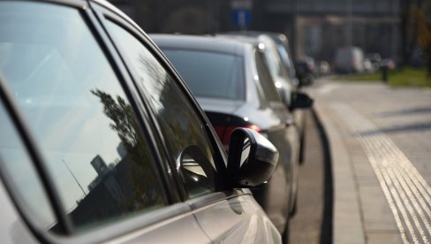 БАХАТЕ ВОЗАЧЕ УСПОРАВАЋЕ МЕТАЛНА ПИРАМИДА:  Нови лежећи полицајац активира се чим неко прекорачи брзину, ево како изгледа