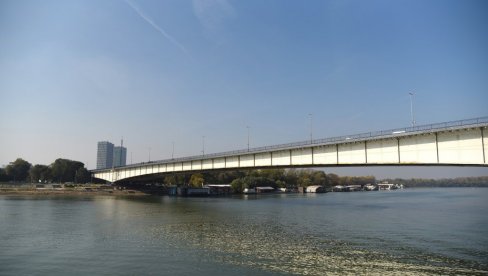 ПОДВИГ ПОЛИЦАЈАЦА У БЕОГРАДУ: Држављанин Црне Горе осујећен у намери да скочи са Бранковог моста