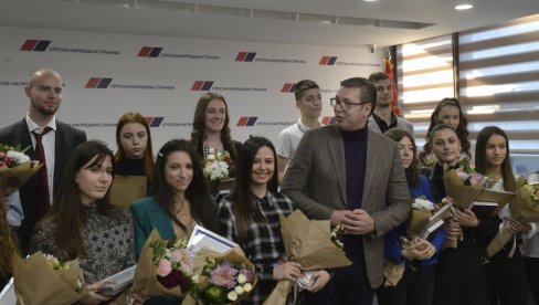SAMO VAM ZNANJE NIKO NE MOŽE ODUZETI: Vučić uručio stipendije brucošima - Uspeh je da budete odgovorni deo zajednice