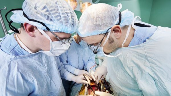 ОБАВЉЕНА ПРВА ТРАНСПЛАНТАЦИЈА БУБРЕГА У ТИРШОВОЈ: Тим хирурага предводили лекари из Лондона