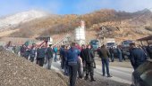 SAČUVALI RADNA MESTA: Zaposleni i građani u Kolašinu sprečili rušenje betonjerke preduzeća Keker