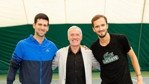 MNOGO SKUPA SLIKA: Legenda upala na Novakov trening! Na okupu 21 grend slem i dve titule prvaka sveta (FOTO)