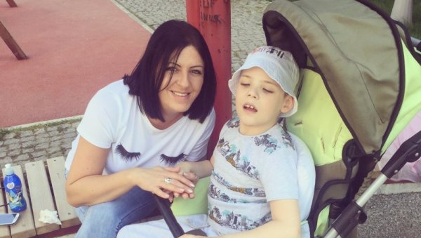 TРПИ БОЛОВЕ ЗБОГ 5.240 ЕВРА: Апел за помоћ малишану из Параћина да издржи и четврту операцију, те олакша живот рехабилитацијом у Мађарској