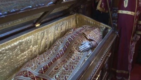 ПОКЛОН ЗАДУЖБИНИ: Одежда краља Милутина трајно у манастиру Грачаница