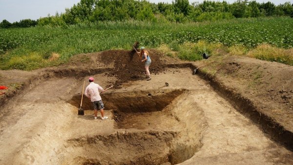 ГРОБОВИ ИЗ БРОНЗАНОГ ДОБА И СКЕЛЕТ КОЊАНИКА ИЗ СРЕДЊЕГ ВЕКА: Археолошка открића наших и америчких стручњака на некрополи код Мокрина