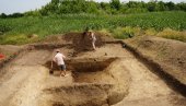 GROBOVI IZ BRONZANOG DOBA I SKELET KONJANIKA IZ SREDNJEG VEKA: Arheološka otkrića naših i američkih stručnjaka na nekropoli kod Mokrina