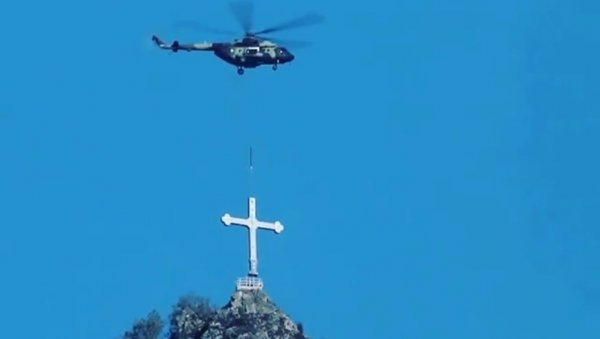 КРСТ ИЗНАД МИЛЕШЕВЕ: Хеликоптери Војске Србије поставили хришћанско обележје (ВИДЕО)
