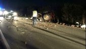 STRAVIČNA SAOBRAĆAJNA NESREĆA KOD ĆUPRIJE: Od jačine sudara traktor se prevrnuo, smrskan auto sleteo s puta!