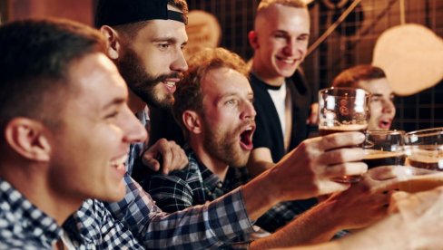 DRAMATIČNO UPOZORENJE - ALKOHOLIČARI SVE MLAĐI: Prvo pijanstvo sa 13, svaki deseti ima manje od 30 godina!