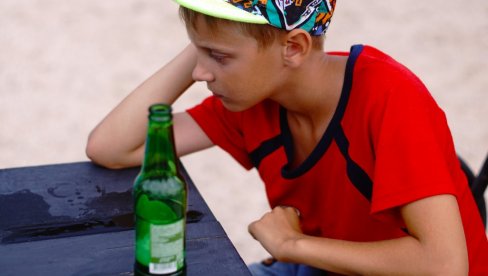 VRLO RANO BLIZU ALKOHOLIZMA: U Srbiji mladi popiju prvo alkoholno piće već sa 13 godina
