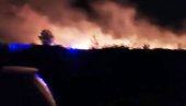 УГАШЕН ПОЖАР У ИНДУСТРИЈСКОЈ ЗОНИ „ЗМИЧ“: Горело ниско растиње, ватрогасци савладали ватру за мало више од сата