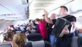 ХИТ ВИДЕО: Палма уз Дачићевог сина и снајку оплео коло у авиону