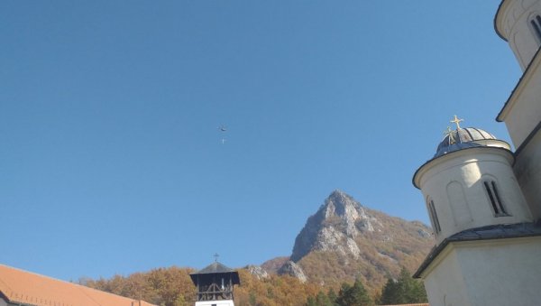 ПОСТАВЉЕН КРСТ ИЗНАД МАНАСТИРА МИЛЕШЕВА: Висок 11 метара, Војска Србије ангажована у подухвату (ВИДЕО)