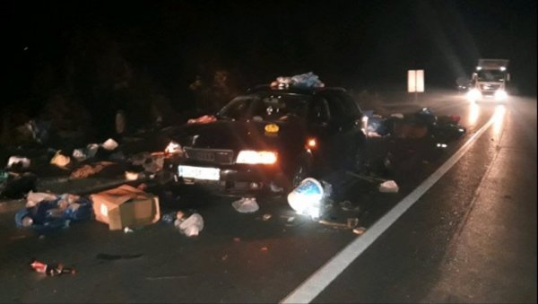 СТРАВИЧАН СУДАР СА „АУДИЈЕМ“ ИЗМЕЂУ БРОДА И ДЕРВЕНТЕ: Тешко повређен брачни пар са запрежних кола и коњ (ФОТО)