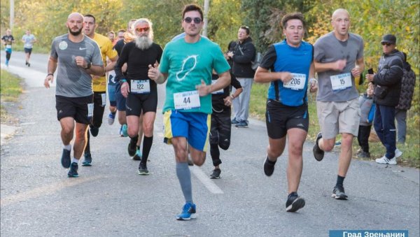 ТРЧАЛА ЦЕЛА ЕЧКА: 500 људи на манифестацији око дворца Каштел