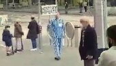 SKANDALOZNO PONAŠANJE ANTIVAKSERA: Obukao se kao zatočenik logora i protestovao! (VIDEO)