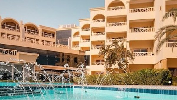 ТРОВАЊЕ РУСА У ЕГИПТУ: У Хургади 40 туриста завршило у болници, власт донела одлуку да затвори хотел! (ФОТО)