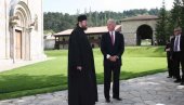 ВИСОКИ ДЕЧАНИ ПОДСЕТИЛИ НА ПОСЕТУ БАЈДЕНА: Председник САД поручио 2009. да је овај манастир симбол онога што је потребно Космету