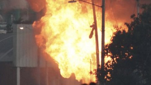 ОДЈЕКНУЛА ЕКСПЛОЗИЈА: Пожар у фабрици однео један живот, десет особа се води као нестало