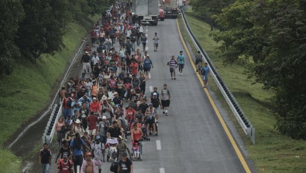 НАПЕТОСТ ЕСКАЛИРАЛА СУКОБОМ: Жесток обрачун миграната и полиције на граничном прелазу у Мексику