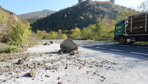 ОДРОНИ НА ПУТУ: Неопходан опрез возача на Ибарској магистрали од Краљева до Рашке