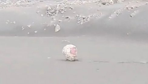 LAVA BOMBA: Naučnici na La Palmi snimili kotrljajuću loptu tešku oko pola tone, osetili su kako iz nje isijava vrelina (VIDEO)