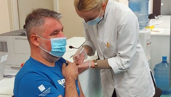 ВАКЦИНИСАО СЕ ШЕРАНИЋ: Министар здравља РС примио трећу дозу