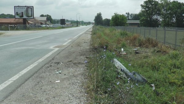 ДЕТАЉИ САОБРАЋАЈНЕ НЕСРЕЋЕ НА ИБАРСКОЈ: Ауди подлетео под шлепер, младић тешко повређен