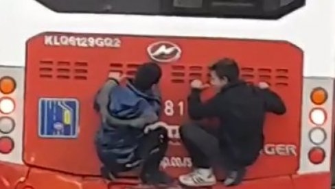 ZASTRAŠUJUĆI SNIMAK IZ BEOGRADA: Dvoje dece se vozi prikačeno za autobus na liniji 202 (VIDEO)
