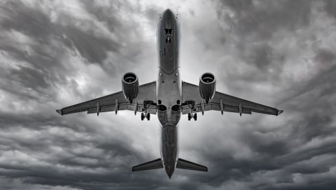 NEMA MASKE, NEMA NI LETA: Avion Amerikena se vratio u Majami zbog putnice koja nije htela da poštuje mere