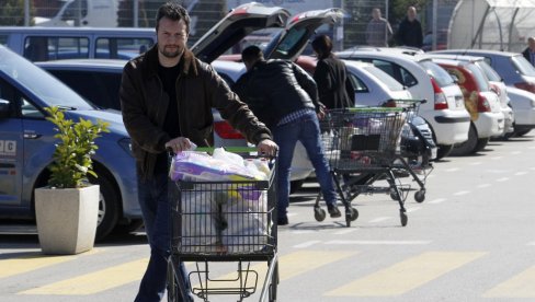 PUNE SE KUĆNI RAFOVI: Građani Istočnog Sarajeva prave zalihe hrane i goriva