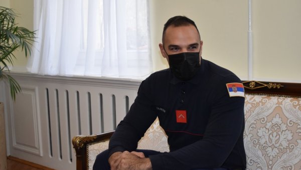 ИЗ ШВЕДСКЕ СЕ ВРАТИО У СРБИЈУ И ПОСТАО ХЕРОЈ: Александар извукао непокретну старицу из запаљене куће, добио поклон од градоначелника