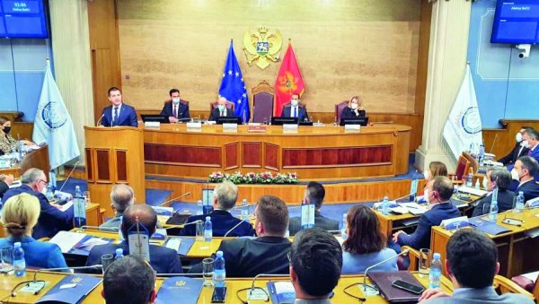СПИНОВИ ПРВЕ И ДРУГЕ ФАМИЛИЈЕ: У Црној Гори почело лицитирање са потенцијалним кандидатима за места у новој влади