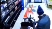 UZNEMIRUJUĆI SNIMAK: Ušetao u prodavnicu i izbo prodavačicu nasmrt! Motiv napada je posebno jeziv (VIDEO)
