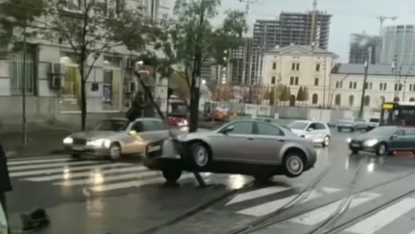 НЕВЕРОВАТАН СНИМАК ИЗ БЕОГРАДА: Аутомобил завршио на бандери семафора, бизаран удес у престоници! (ФОТО/ВИДЕО)