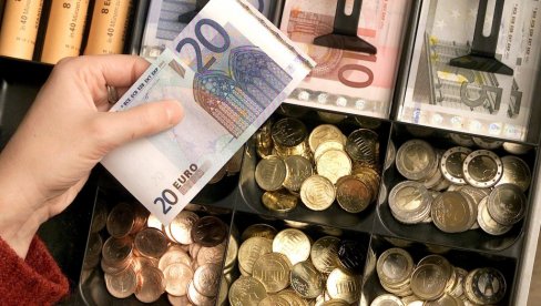 DOLAR NA NIZBRDICI: Evro i funta ojačali