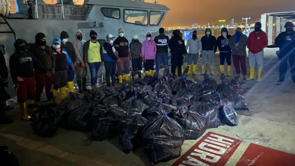 ПОДМОРНИЦЕ КРЦАТЕ КОКАИНОМ: Ратна морнарица запленила 7,41 тону дроге у Колумбији, нарко картели остали без 249 милиона долара! (ФОТО)