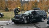 ŽENA SLETELA S PUTA, OSTALA NA MESTU MRTVA: Detalji stravične saobraćajke na Zrenjaninskom putu, vatrogasci sekli vozilo (FOTO)