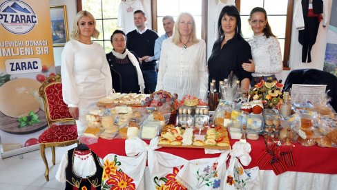 ВРЕДНЕ ЖЕНСКЕ РУКЕ: У Бијељини организован Други сајам женског предузетништва у Српској