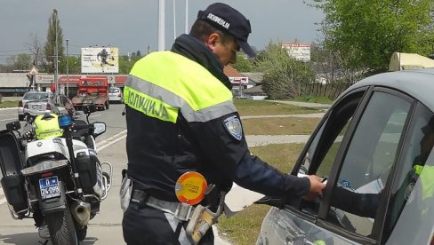 JEDAN VOZIO 250 NA SAT, DRUGI POD UTICAJEM DROGE: Saobraćajna policija uhvatila bahate vozače
