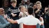 ĐOKOVIĆEVA DECA SU ATRAKCIJA VIMBLDONA: Stefan ne brine kada igra Novak, Tara očarala legendarnu teniserku (FOTO)