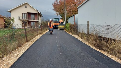 ПРВИ ПУТ АСФАЛТИРАНА: Житељи дела Међулужја добили асфалтни пут